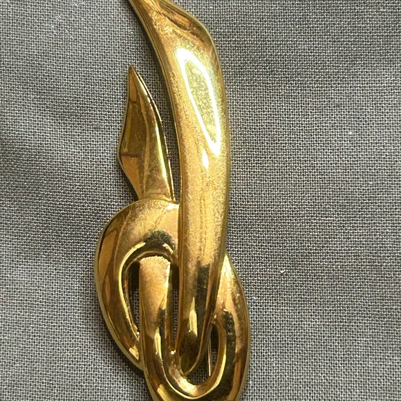 Vintage gold tone lapel pin - Picture 2 of 5